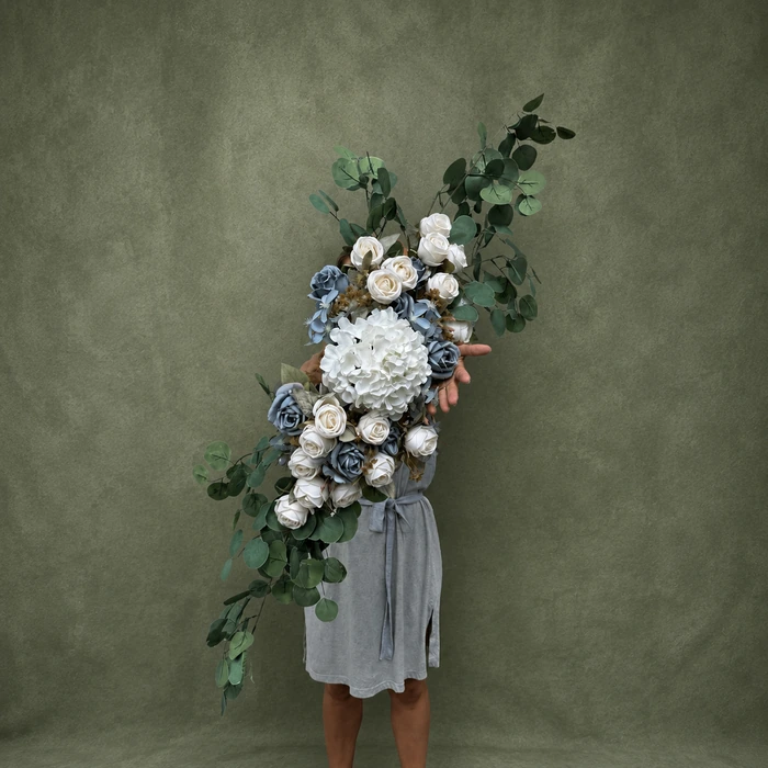 Chained arrangement, blue